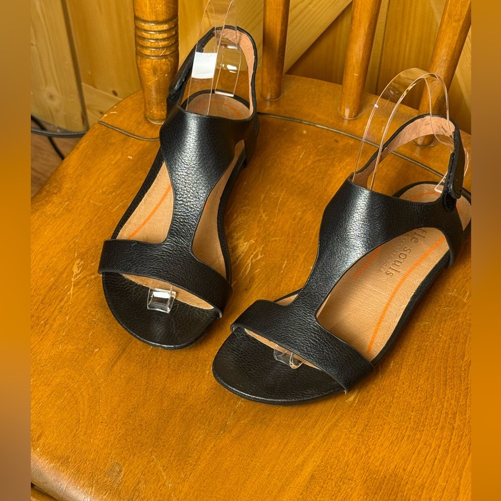 Gentle Souls by Kenneth Cole Signature Lark T-Strap Black Leather Sandal 6 - Picture 11 of 11
